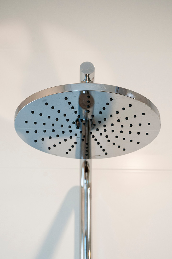 This is an example of a contemporary bathroom in Perth.