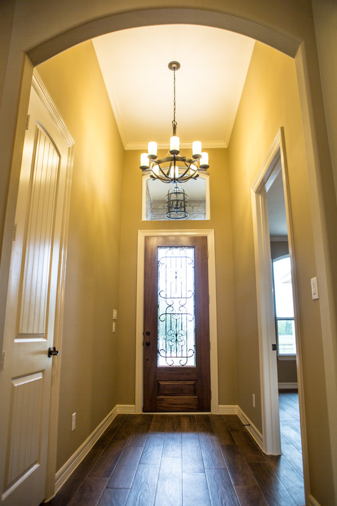 Example of a mountain style entryway design in Houston