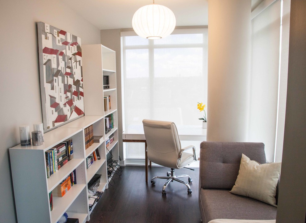 Photo of a small contemporary study room in Toronto with grey walls and a freestanding desk.
