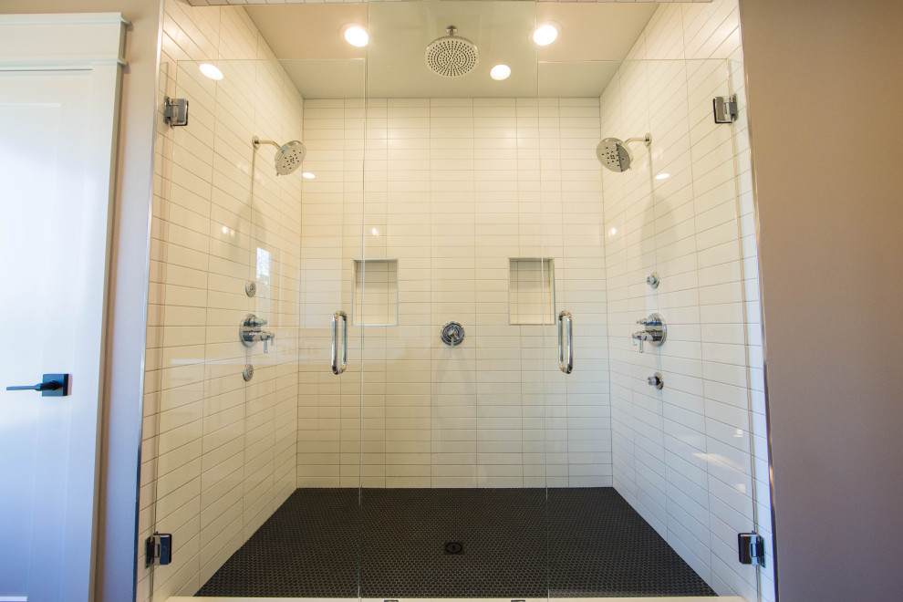 Foto di una stanza da bagno country di medie dimensioni con doccia alcova, piastrelle bianche, piastrelle in gres porcellanato, pareti beige, porta doccia a battente e nicchia