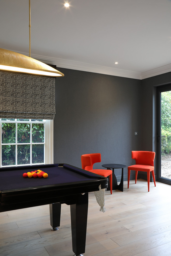 Idee per un soggiorno contemporaneo di medie dimensioni e chiuso con sala giochi, pareti nere e parquet chiaro