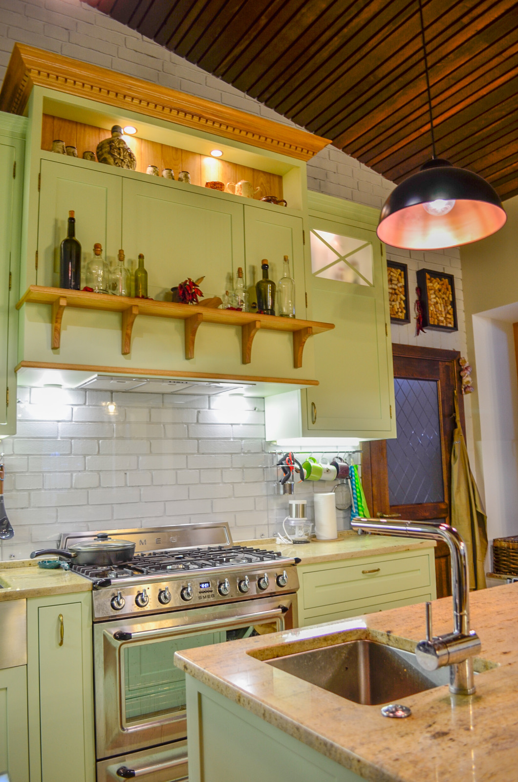 Нежно-зеленая кухня в американском стиле с островом