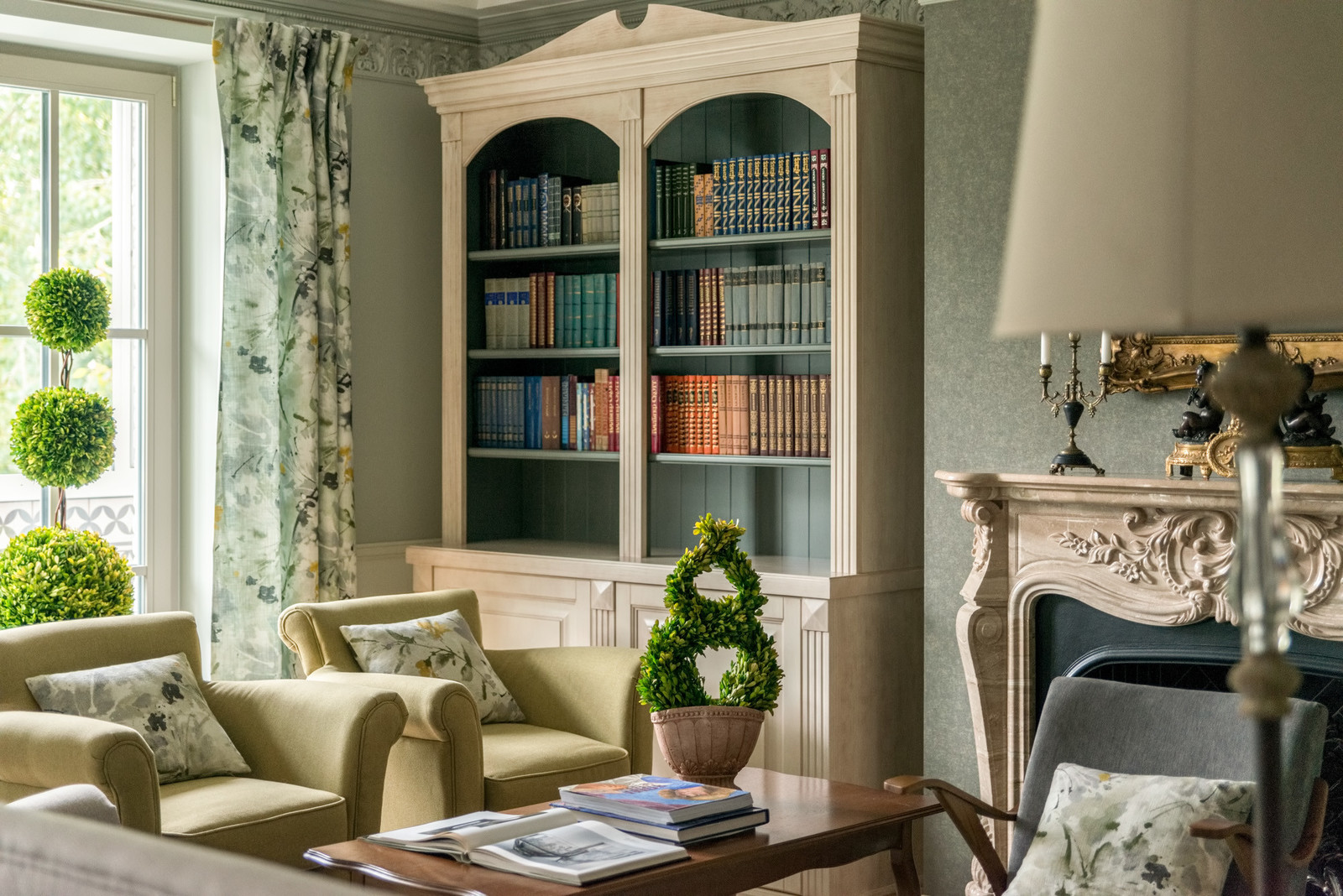 Гостиная. Вид на камин