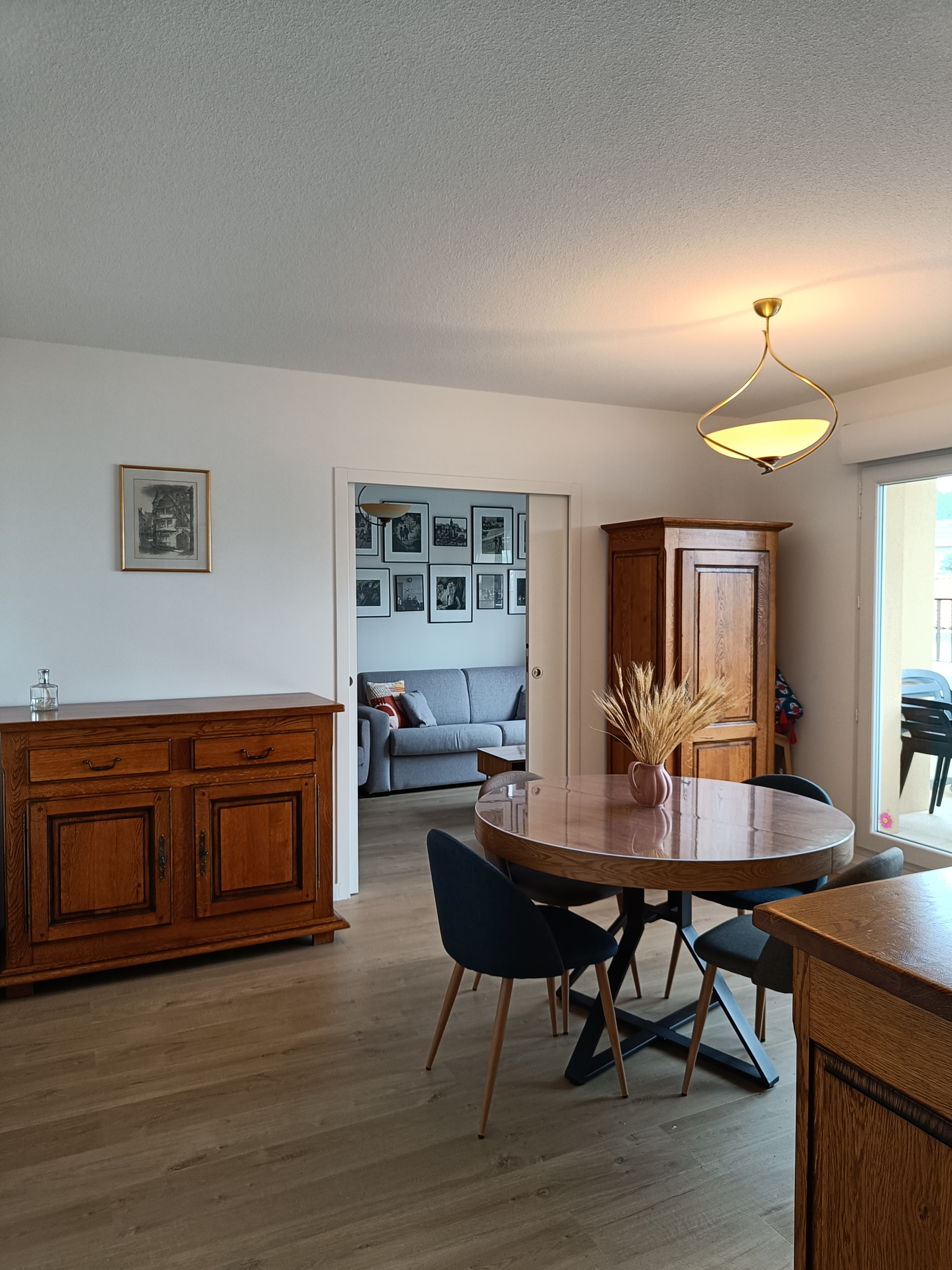 Example of a classic dining room design in Bordeaux