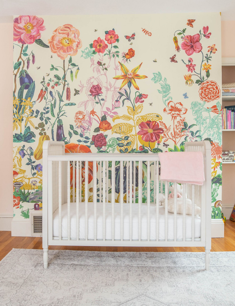 Idee per una piccola cameretta per neonata classica con pareti multicolore, parquet chiaro e carta da parati