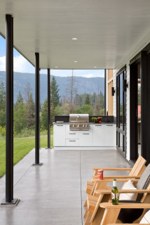 Дизайн открытой террасы в загородном доме в современном стиле