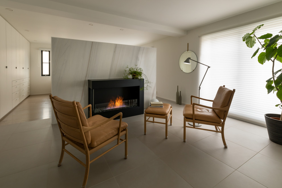 Esempio di un soggiorno scandinavo con pareti bianche, pavimento con piastrelle in ceramica, camino classico, pavimento grigio, soffitto in carta da parati e carta da parati