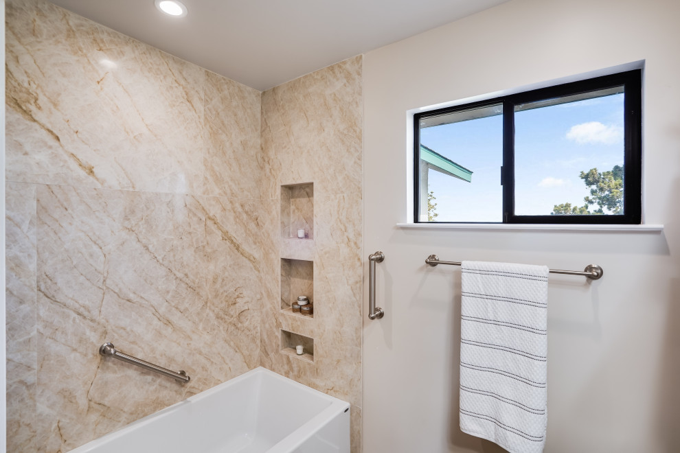 Mittelgroßes Klassisches Badezimmer mit Badewanne in Nische, Duschbadewanne, beigen Fliesen, Porzellanfliesen, grauer Wandfarbe und Wandnische in San Francisco