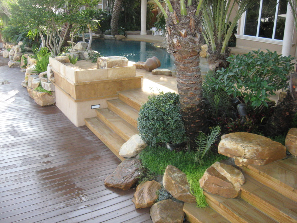 This is an example of a contemporary patio in Miami.