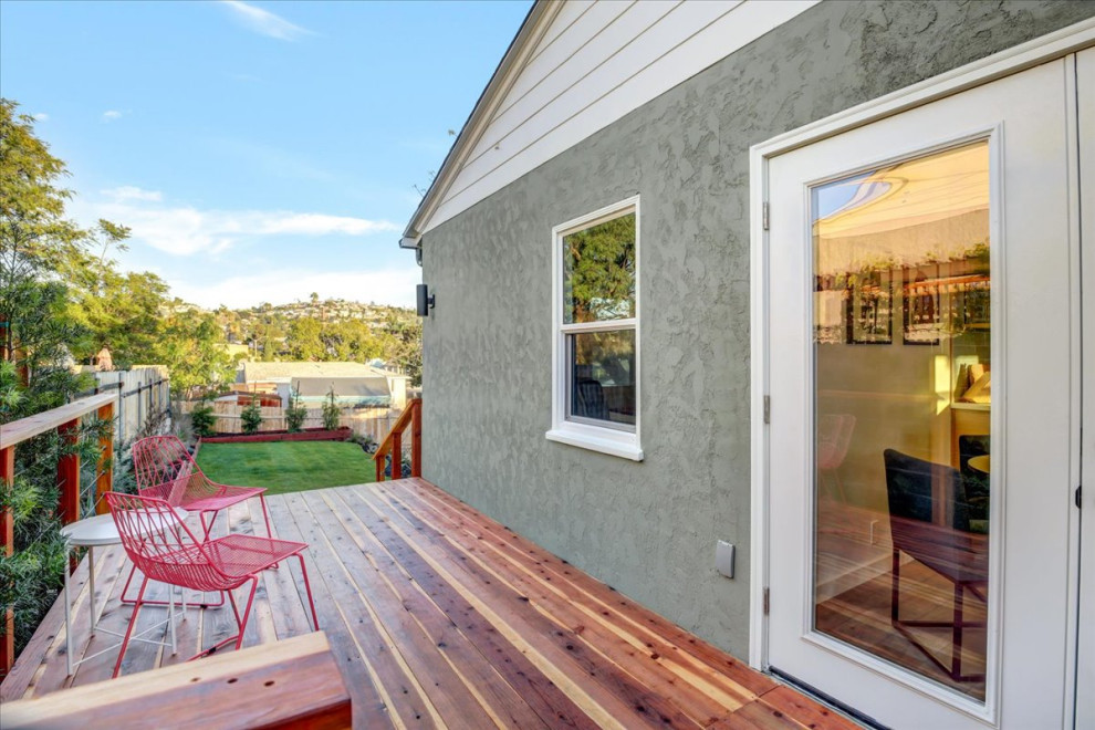 Foto de terraza planta baja de estilo de casa de campo de tamaño medio en patio trasero con barandilla de cable