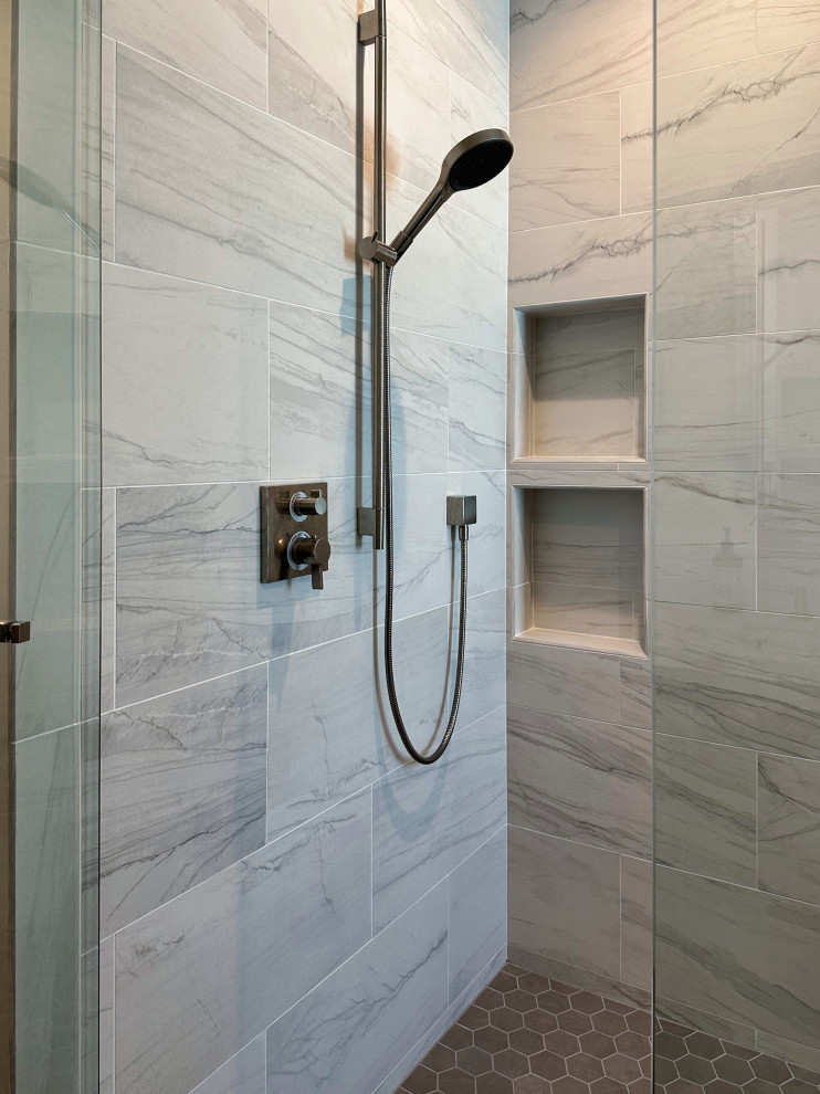 Ispirazione per una grande stanza da bagno minimalista con ante lisce, ante bianche, parquet chiaro e pavimento marrone