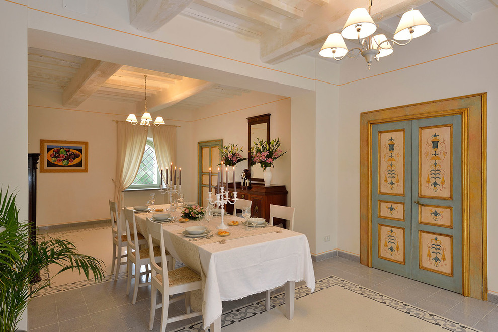 This is an example of a large country dining room in Florence with white walls.