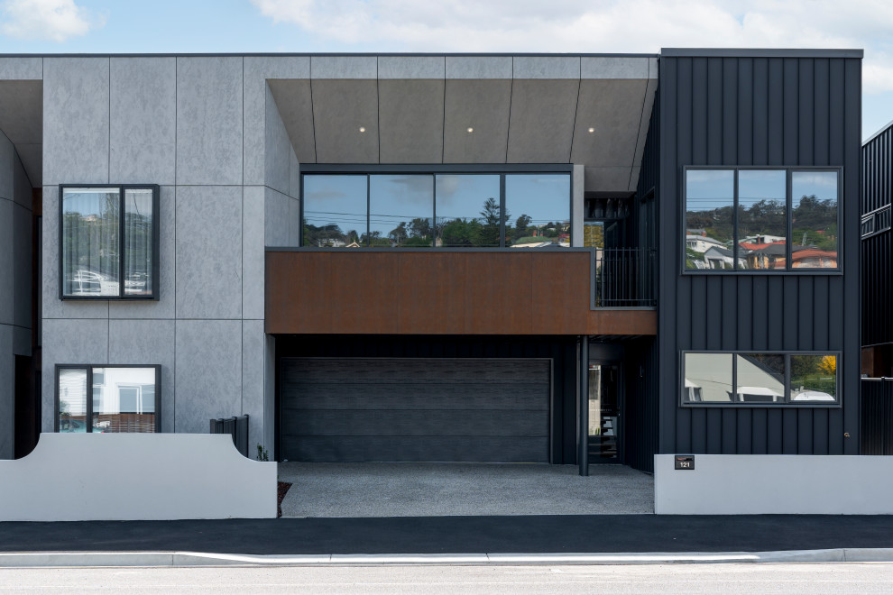 Ejemplo de fachada de casa pareada negra urbana de tamaño medio de tres plantas