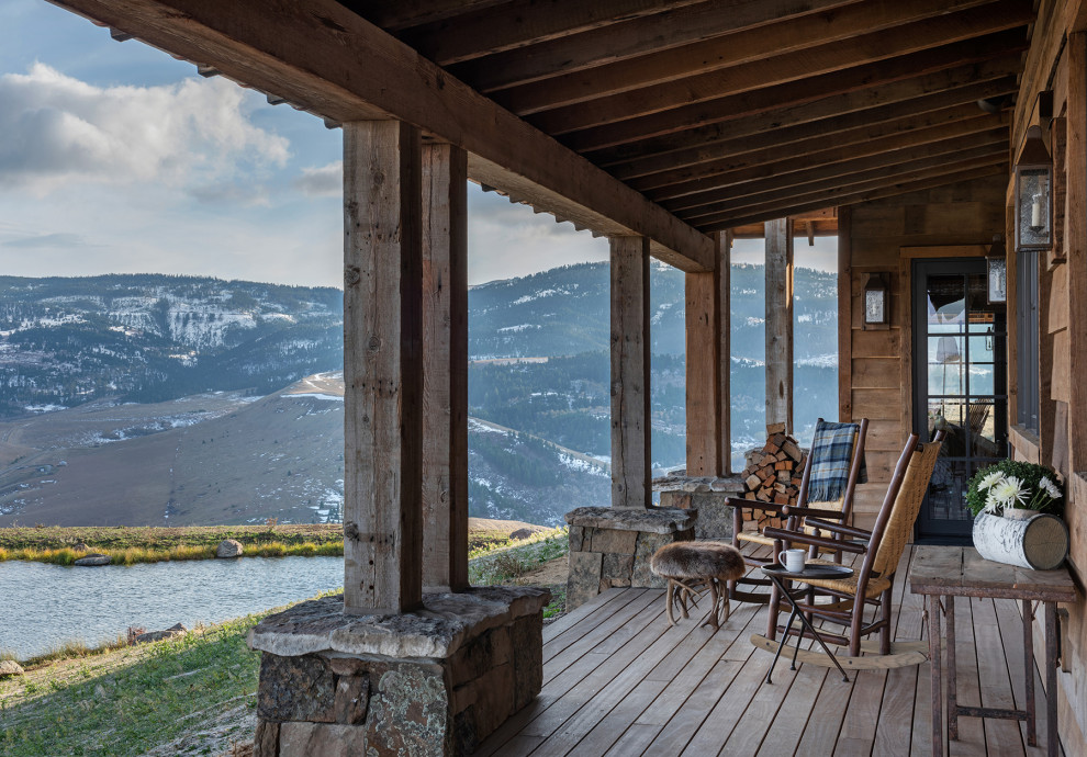 Aménagement d'un porche d'entrée de maison arrière montagne avec des pavés en pierre naturelle et une extension de toiture.