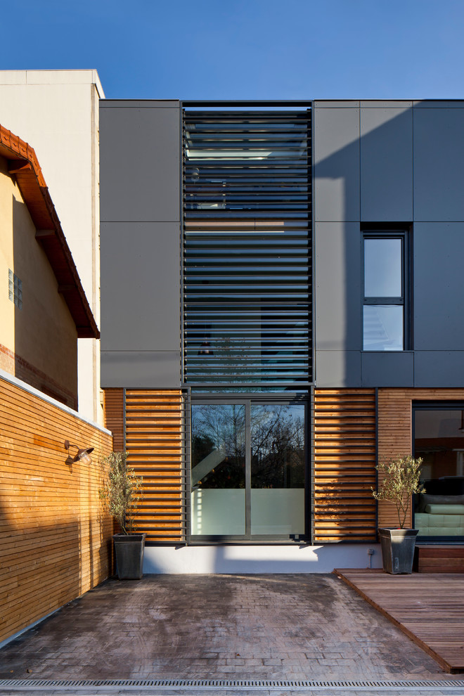 This is an example of a contemporary exterior in Brest.