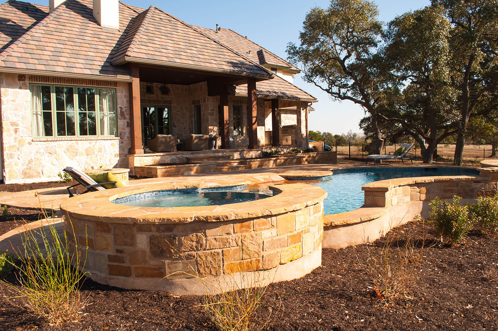 Example of a mountain style home design design in Austin