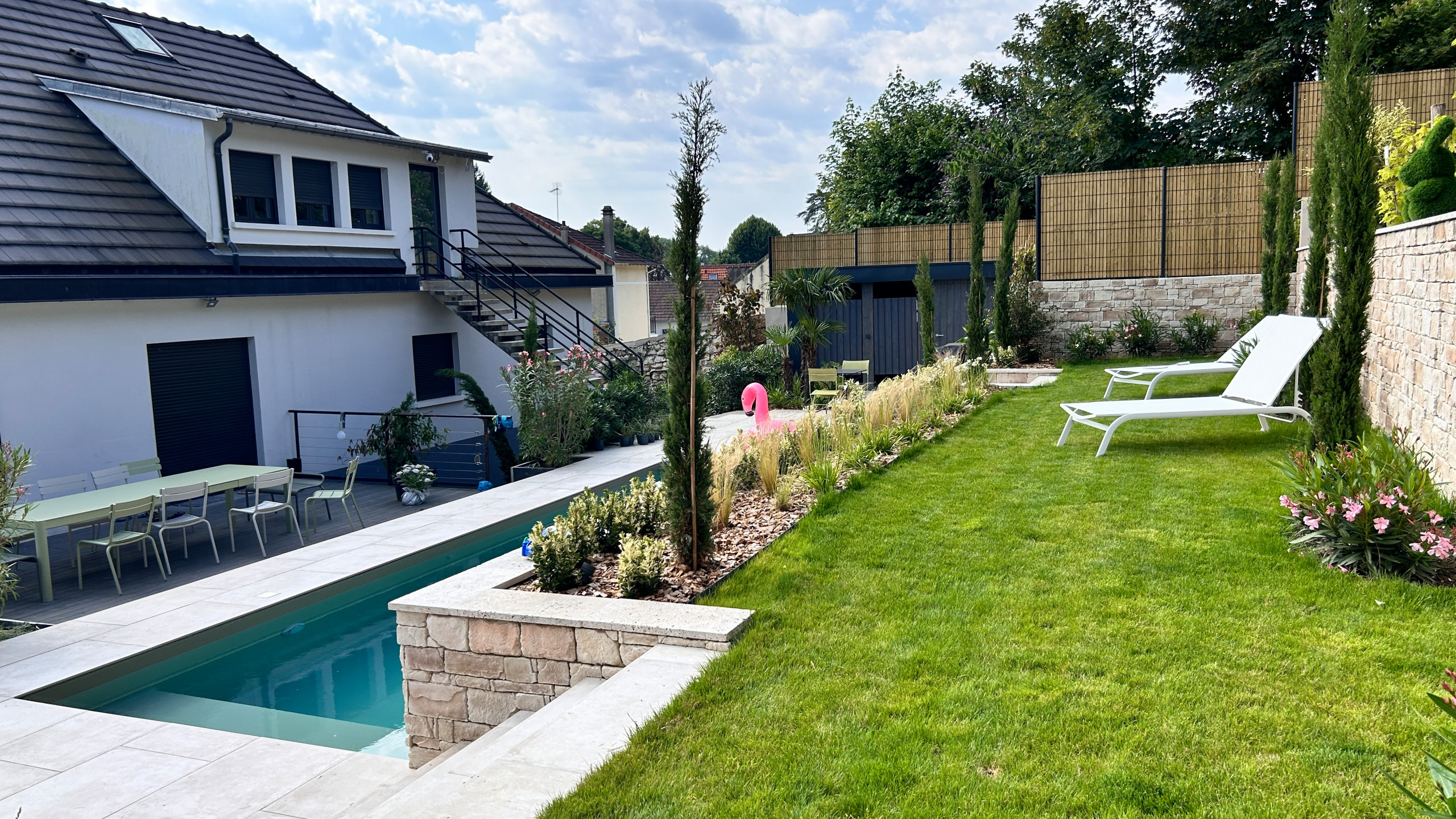 Un jardin en pente d'ambiance méditerranéenne