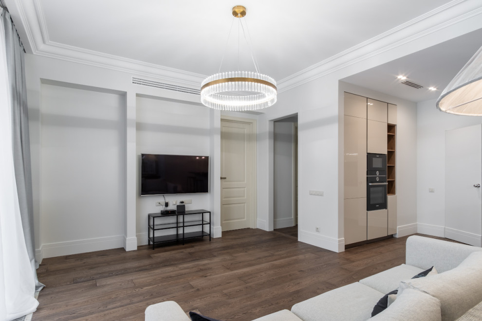 Белые дубовые двери в интерьере квартиры