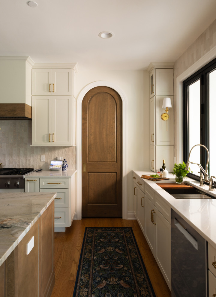 Example of a transitional kitchen design in Chicago