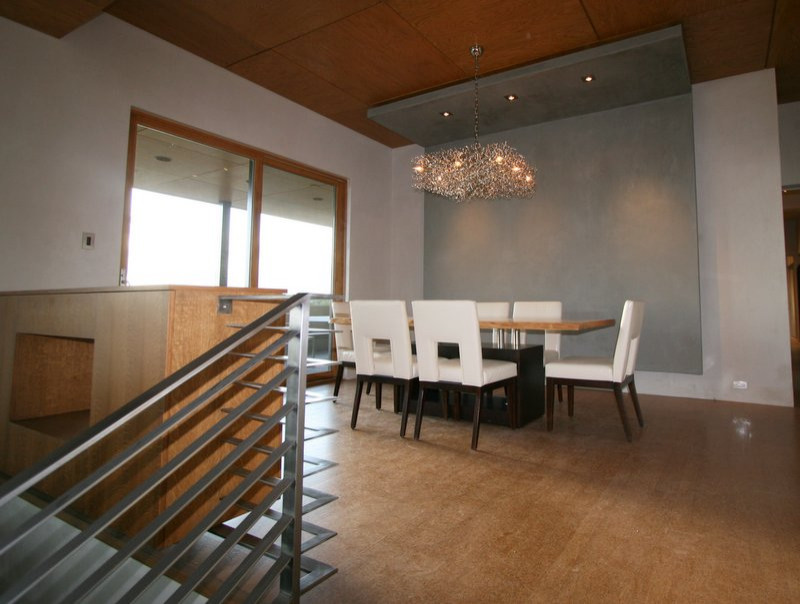 Пример оригинального дизайна: столовая среднего размера в современном стиле с серыми стенами, пробковым полом, коричневым полом и деревянным потолком