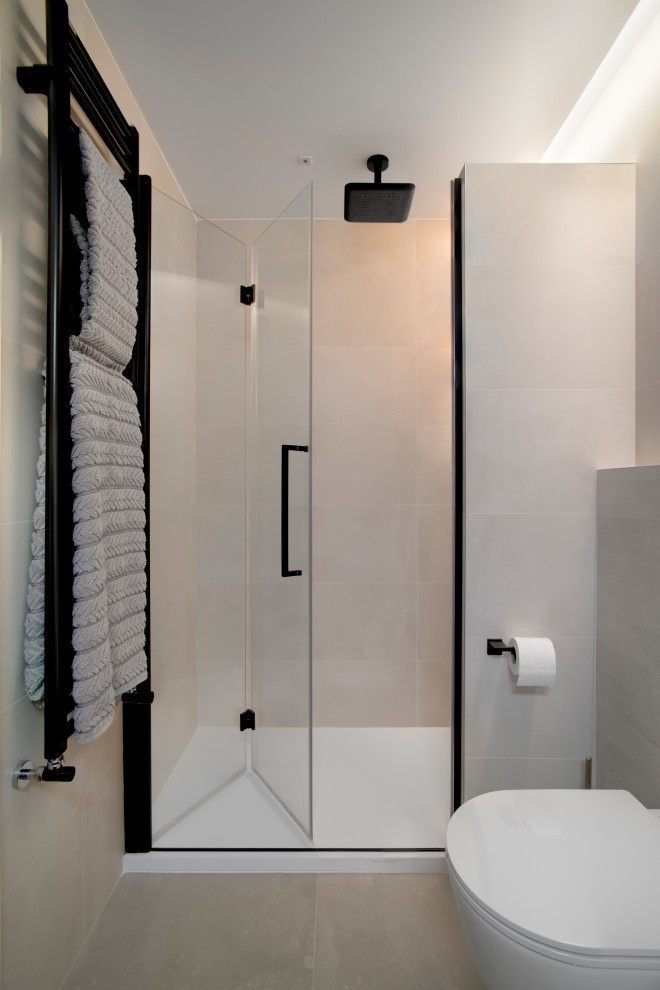 Imagen de cuarto de baño a medida y blanco y madera actual pequeño con armarios con paneles lisos, puertas de armario blancas, baldosas y/o azulejos beige, lavabo suspendido y espejo con luz