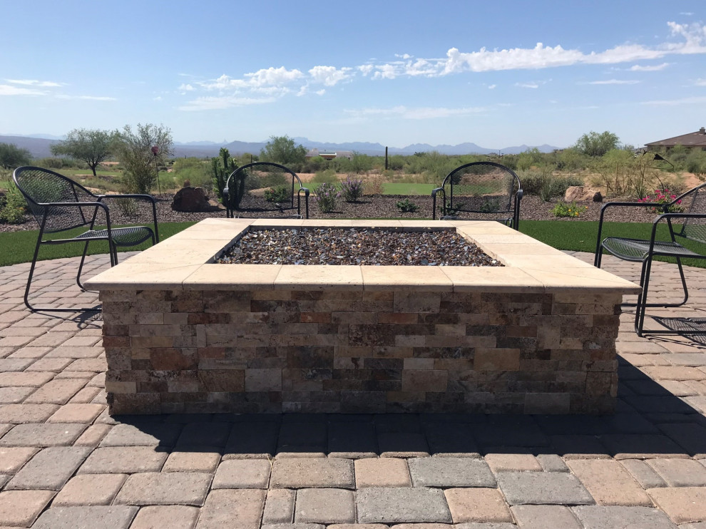 Example of a transitional home design design in Phoenix