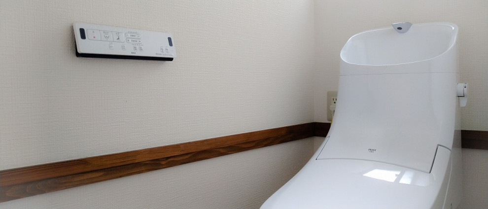 Cette photo montre un petit WC et toilettes moderne avec WC à poser, un mur blanc, un sol en contreplaqué, un sol marron, un plafond en papier peint et du papier peint.
