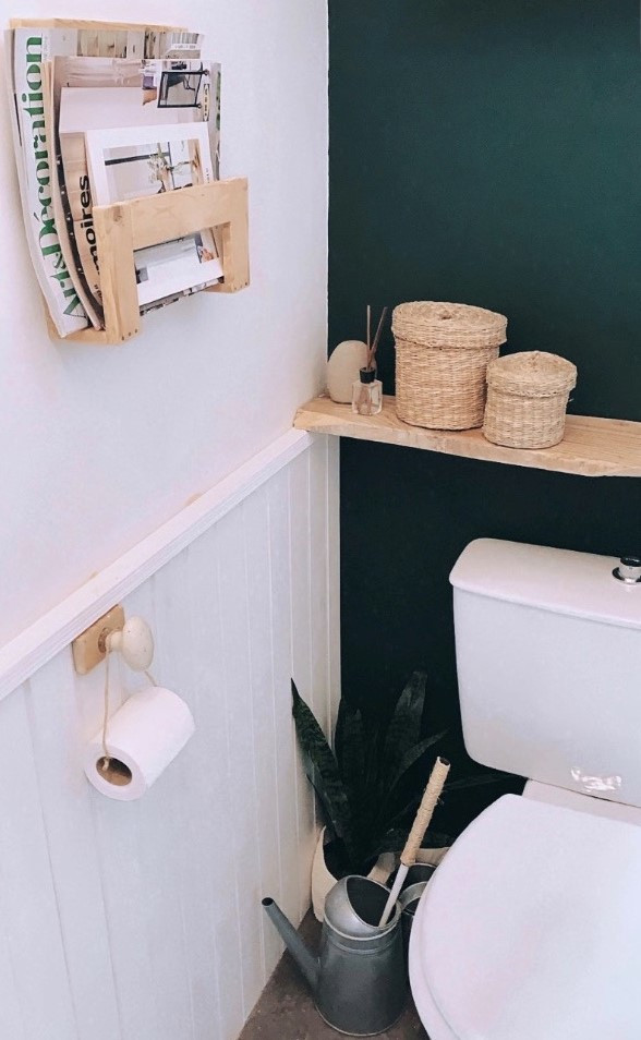 Cette image montre un WC et toilettes avec WC à poser, un mur vert, un sol en vinyl, un sol gris et boiseries.