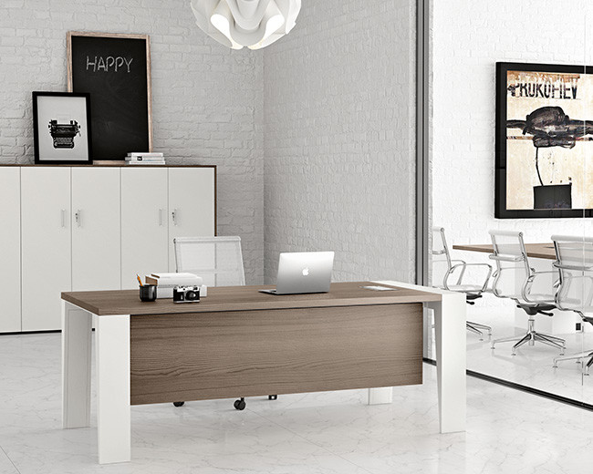 Immagine di uno studio moderno di medie dimensioni con pareti bianche, pavimento in marmo, scrivania autoportante, pavimento bianco e pareti in mattoni