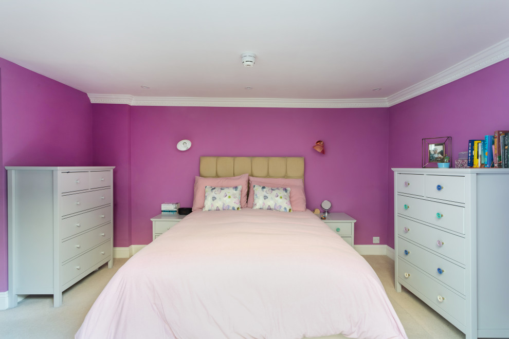 Mittelgroßes Modernes Hauptschlafzimmer ohne Kamin mit lila Wandfarbe, Teppichboden und beigem Boden in Gloucestershire