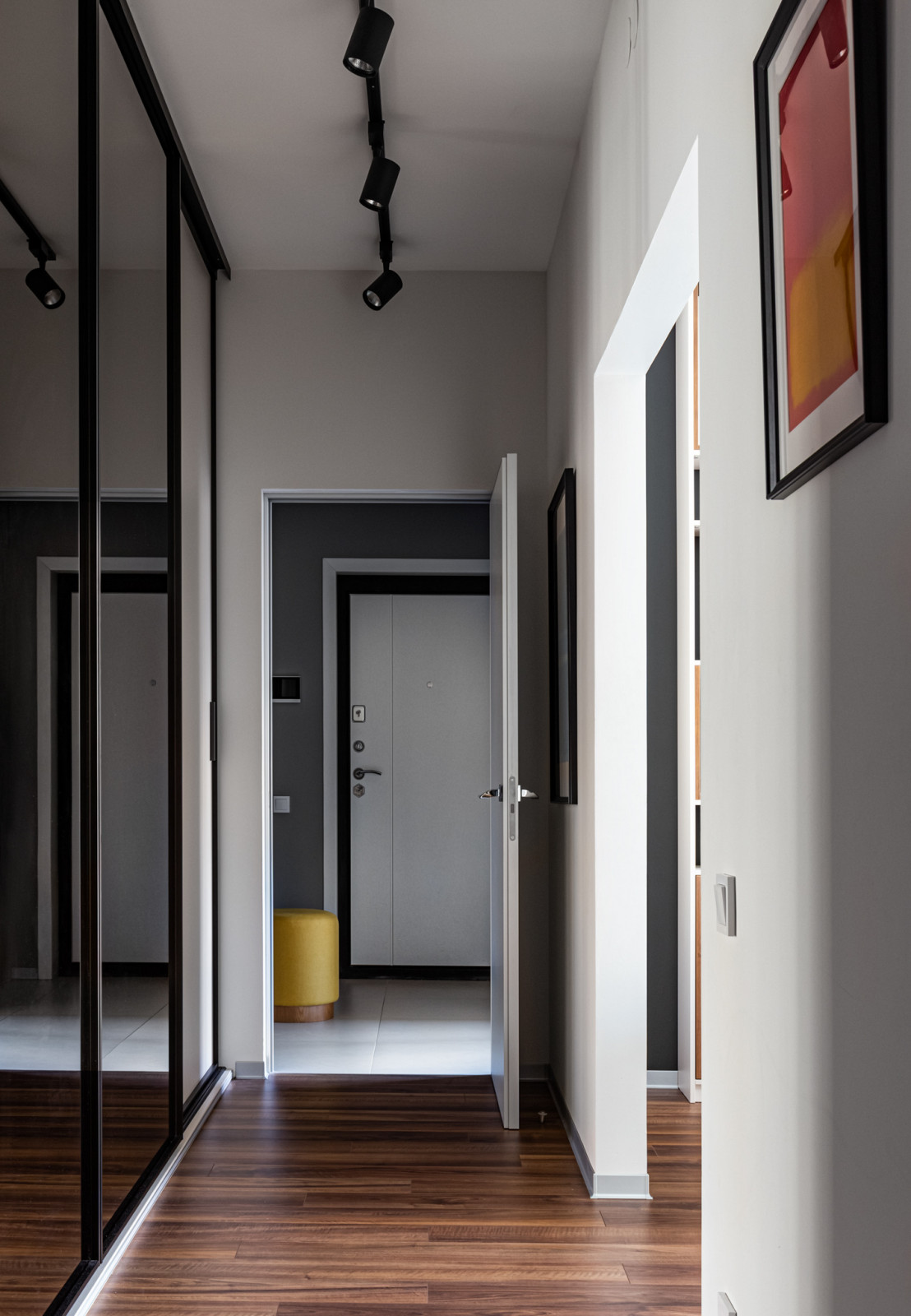 Белый в цвете