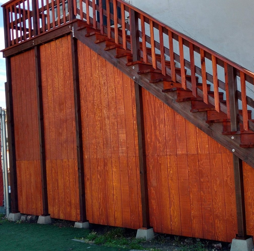 Deck - mid-sized transitional side yard deck idea with no cover