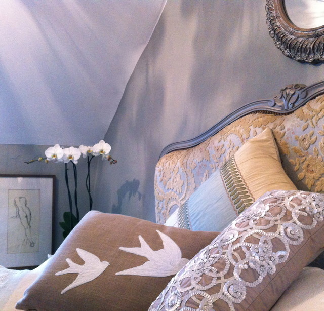 Layered and textured bedroom shabby-chic-style