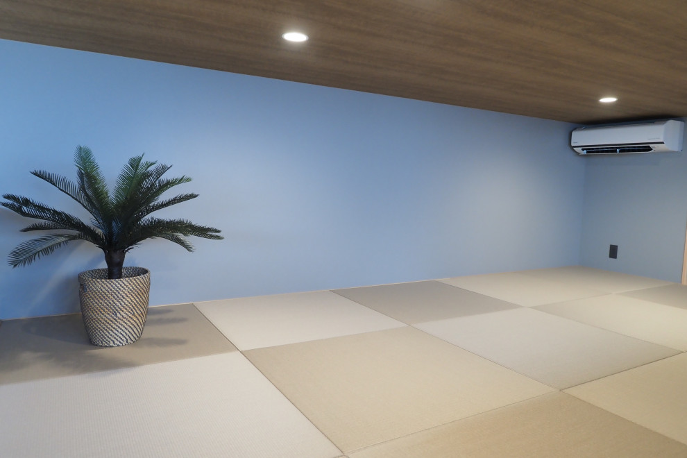 Cette image montre une salle de séjour minimaliste fermée avec un mur gris, un sol de tatami, aucun téléviseur, un sol beige, un plafond en papier peint et du papier peint.