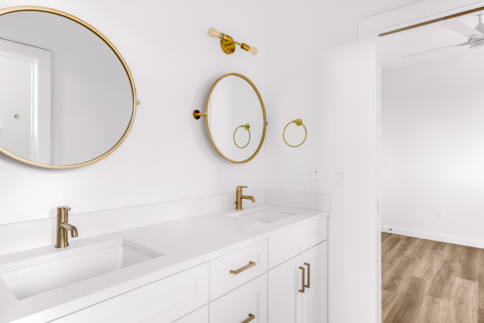 Esempio di una piccola stanza da bagno padronale moderna con ante beige, piastrelle bianche, pareti bianche, pavimento con piastrelle effetto legno, pavimento marrone, top bianco, toilette, due lavabi e mobile bagno sospeso