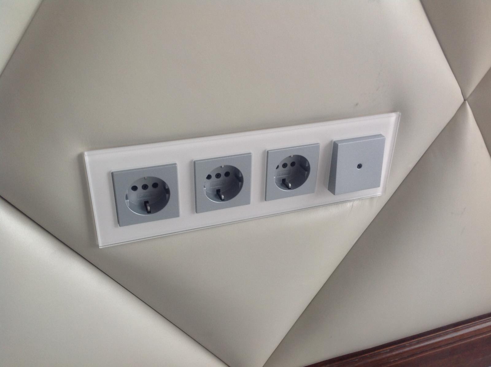 Стена в гостиной в мягких кожаных панелях