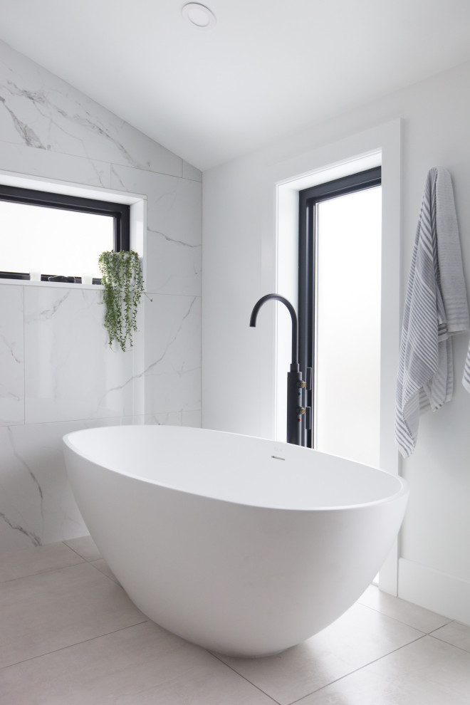 Inspiration for a transitional bathroom in Toronto.