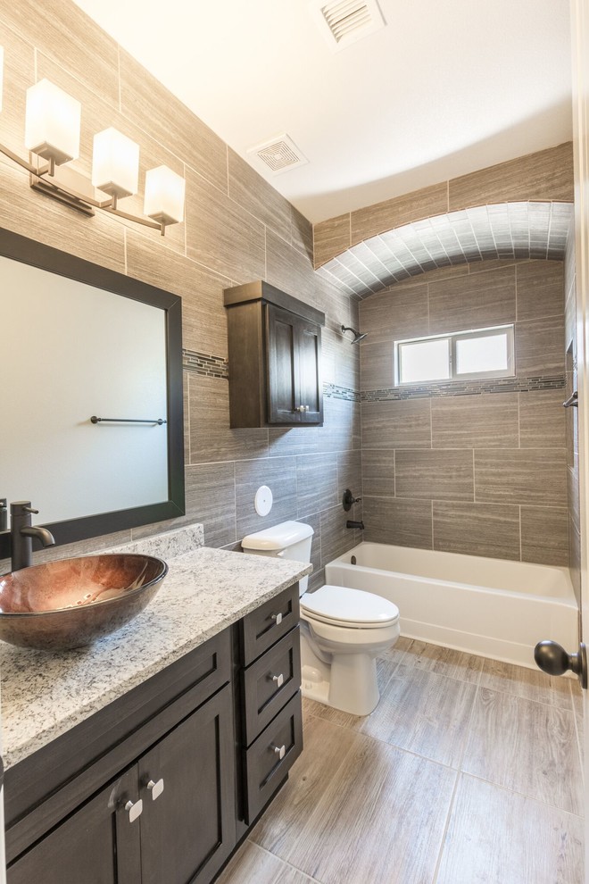 Transitional home design photo in Austin