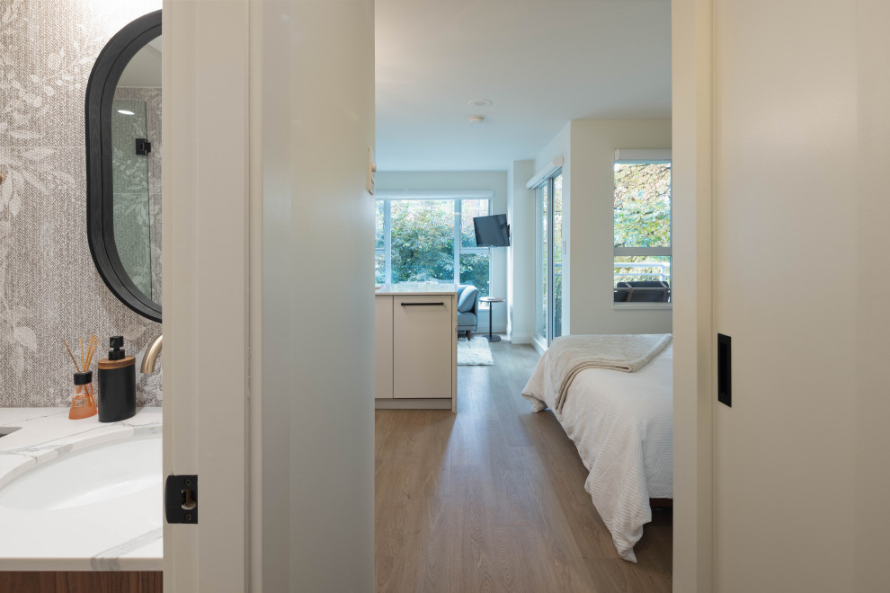 Kleiner Moderner Hauswirtschaftsraum mit weißer Wandfarbe in Vancouver
