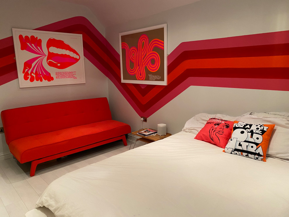 Inspiration för mellanstora 50 tals barnrum kombinerat med sovrum, med flerfärgade väggar och beiget golv