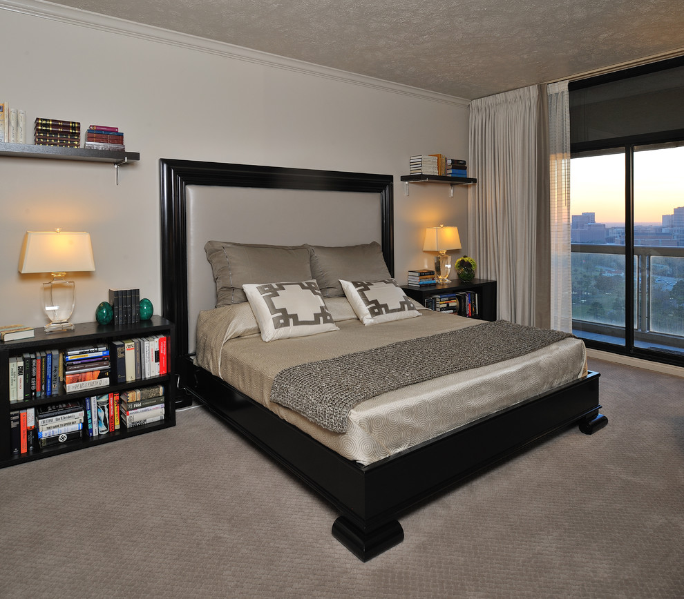 Inspiration for a mid-sized contemporary master bedroom in Houston with beige walls, carpet and no fireplace.