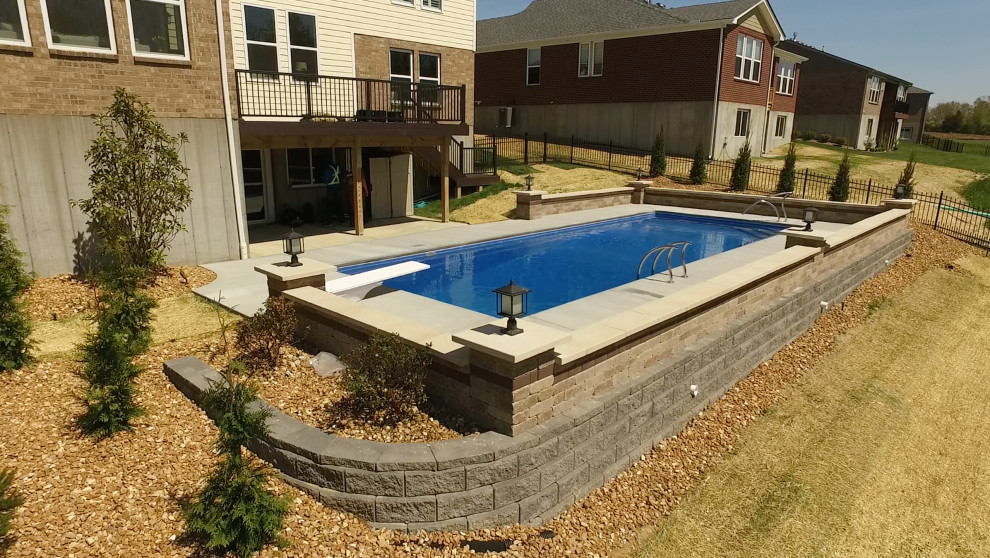 Источник вдохновения для домашнего уюта: большой естественный, прямоугольный бассейн на заднем дворе в современном стиле с покрытием из бетонных плит