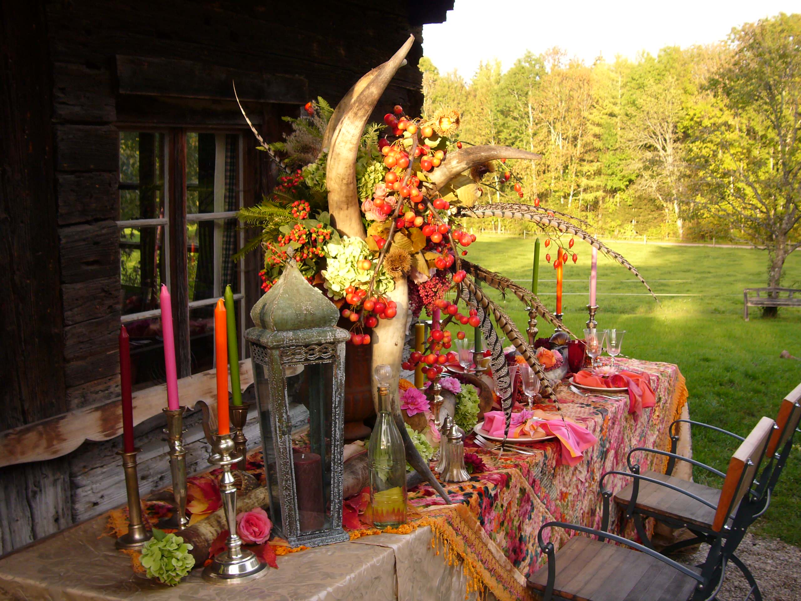 Herbstlich gedeckter Tisch auf dem Lande