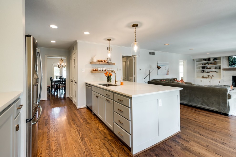 Transitional kitchen photo in Dallas