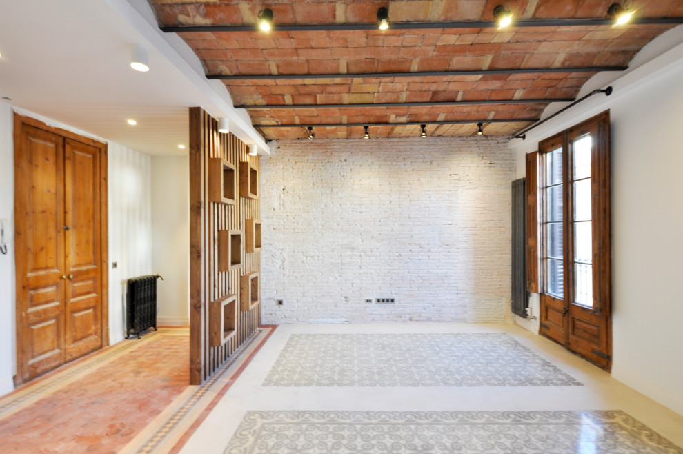 Foto di un grande corridoio minimalista con pareti bianche, pavimento con piastrelle in ceramica, una porta singola, una porta in metallo, pavimento grigio, soffitto a volta e pareti in mattoni