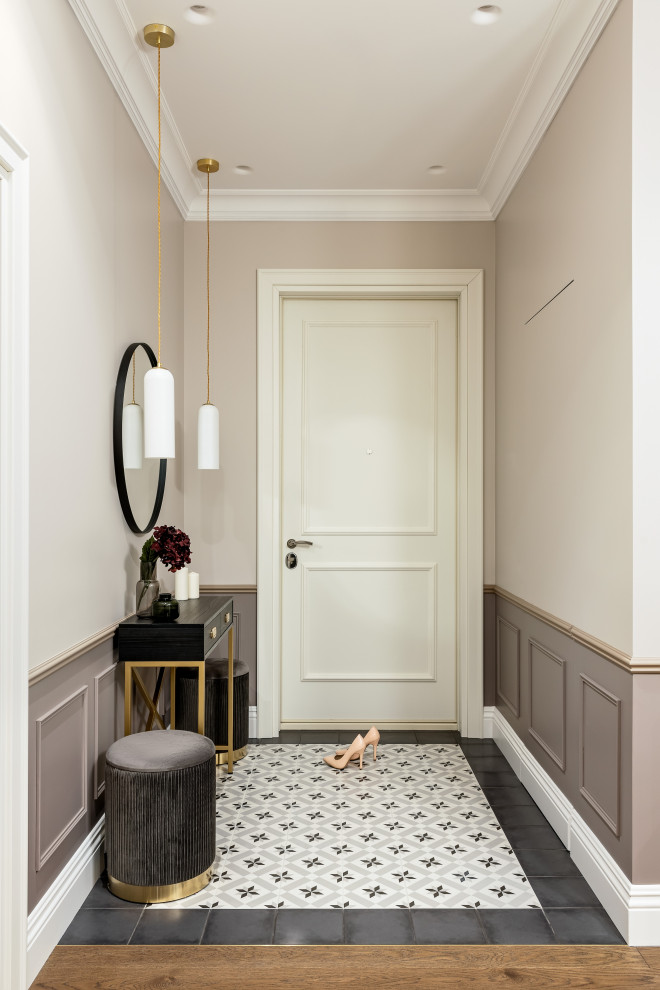 Ispirazione per una porta d'ingresso tradizionale di medie dimensioni con pareti multicolore, pavimento con piastrelle in ceramica, una porta singola e una porta bianca