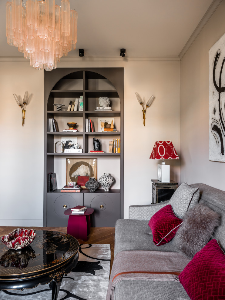 Пример оригинального дизайна: гостиная комната среднего размера в стиле неоклассика (современная классика) с розовыми стенами и паркетным полом среднего тона