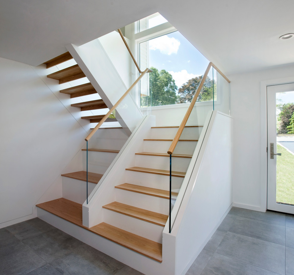 Design ideas for a mid-sized modern staircase in Boston.