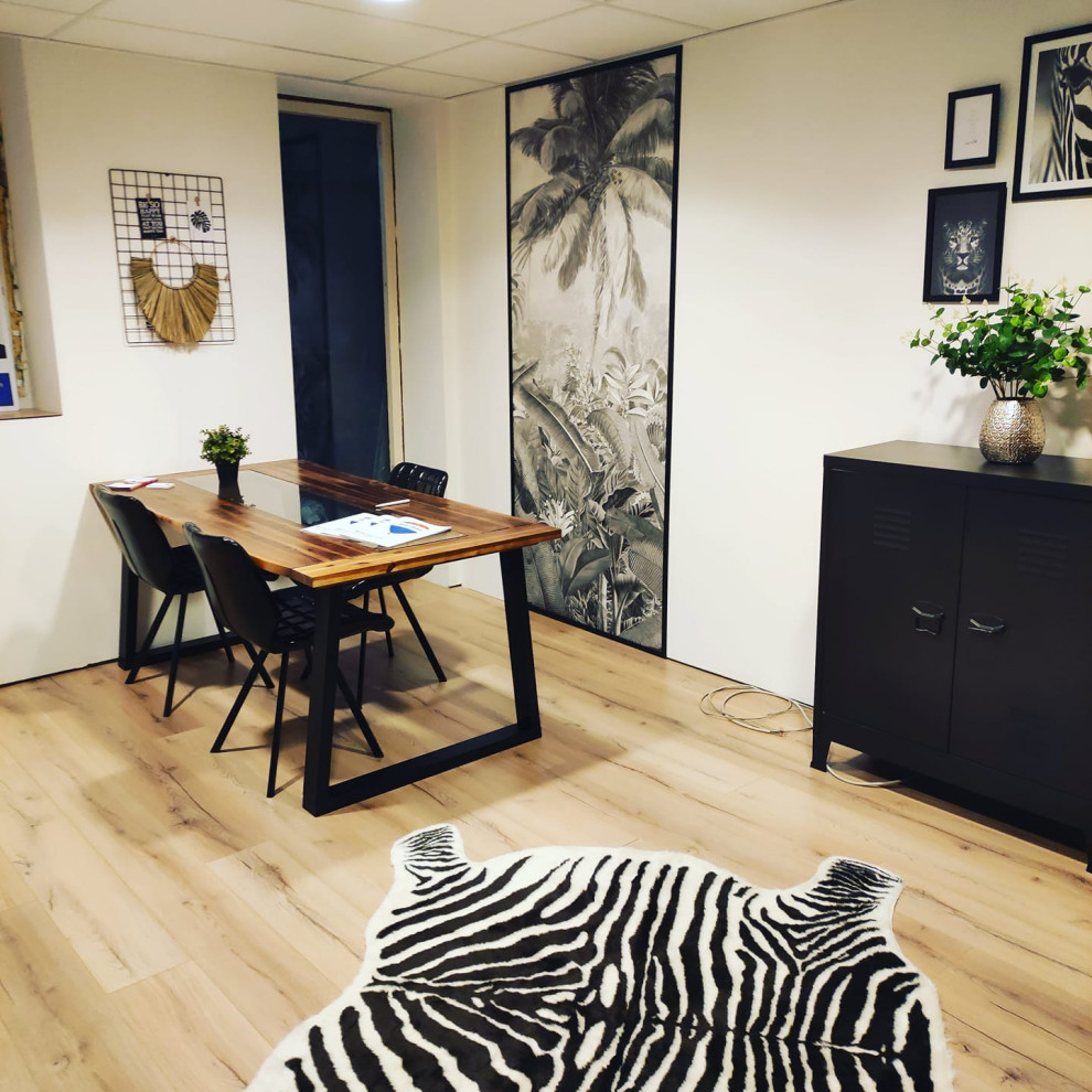 Cette photo montre un petit bureau méditerranéen avec un mur noir, sol en stratifié, un poêle à bois, un manteau de cheminée en bois, un bureau indépendant, un sol beige, un plafond à caissons et du papier peint.