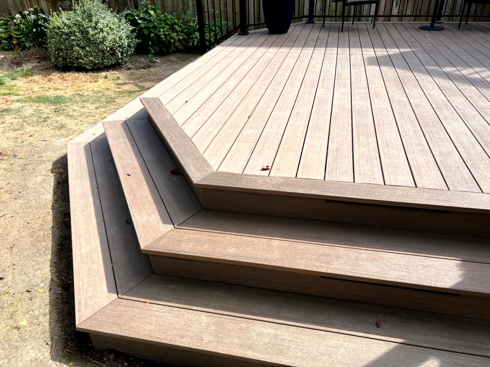 Inspiration for a modern deck remodel in Toronto